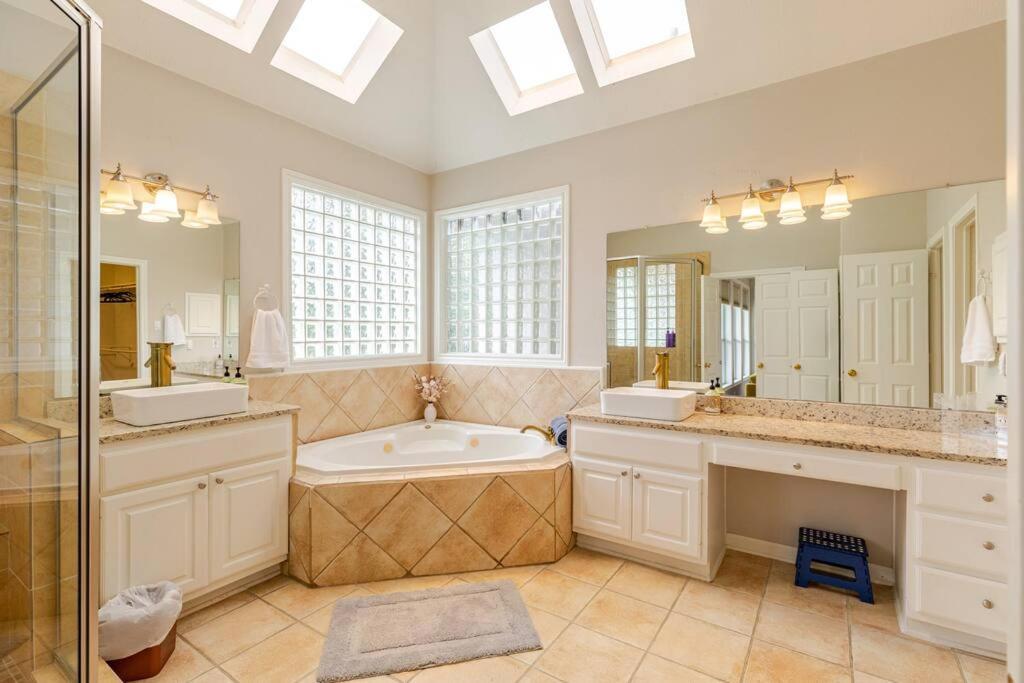 Insperit At Galleria With Heated Pool Holiday home